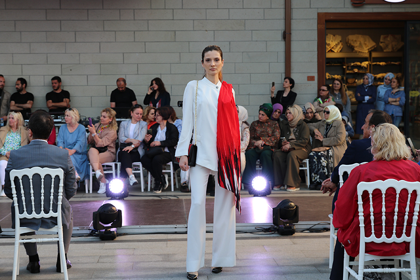 Çay Çarşısı’nda defile yapıldı