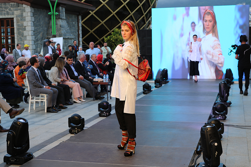 Çay Çarşısı’nda defile yapıldı