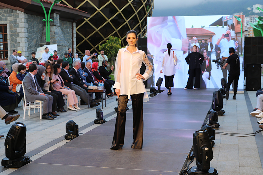 Çay Çarşısı’nda defile yapıldı