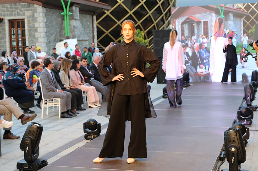 Çay Çarşısı’nda defile yapıldı