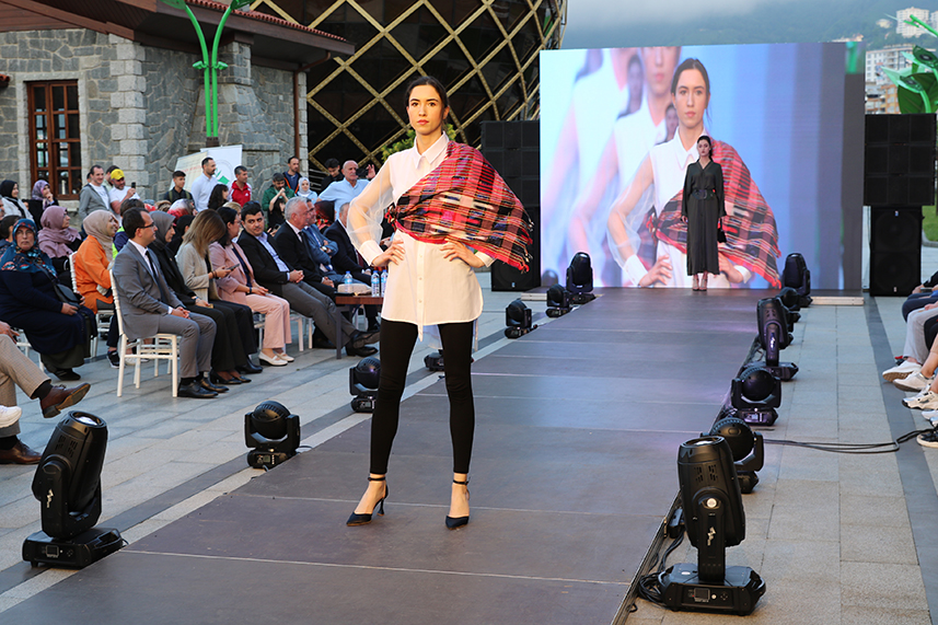 Çay Çarşısı’nda defile yapıldı