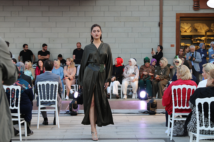 Çay Çarşısı’nda defile yapıldı