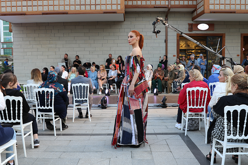 Çay Çarşısı’nda defile yapıldı