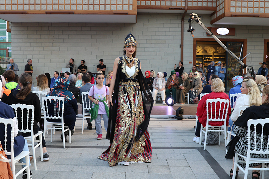 Çay Çarşısı’nda defile yapıldı