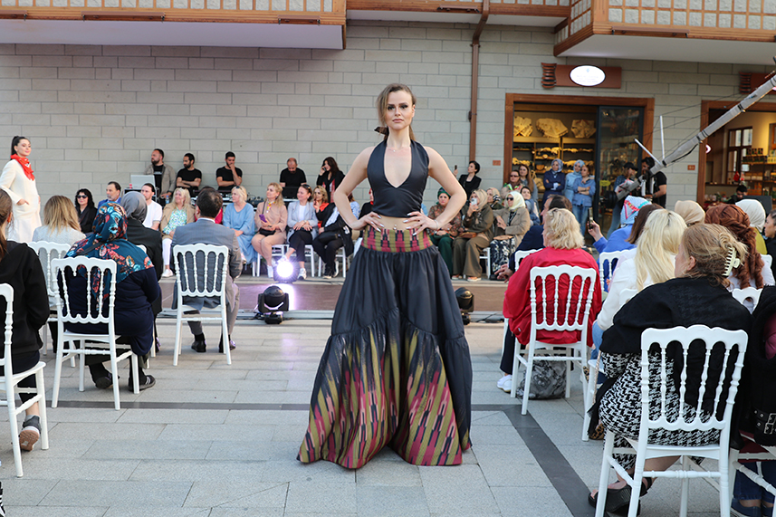 Çay Çarşısı’nda defile yapıldı