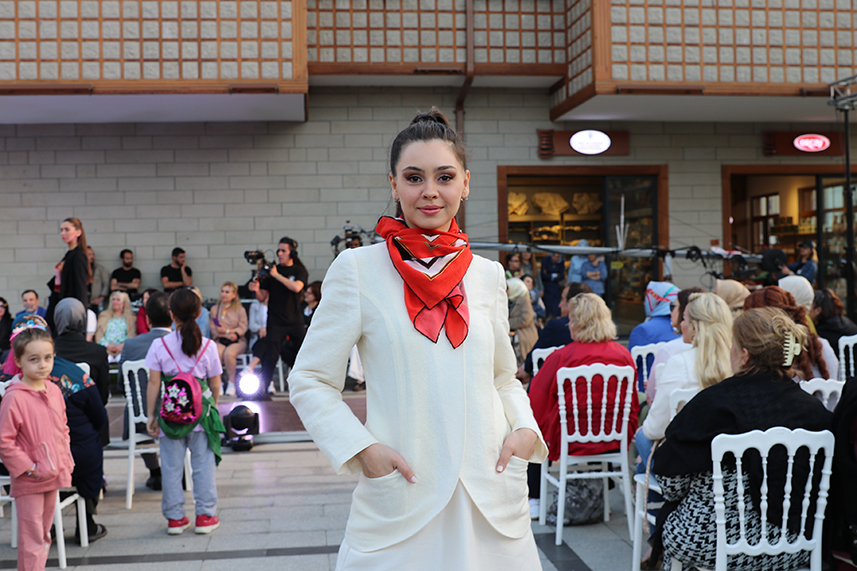 Çay Çarşısı’nda defile yapıldı