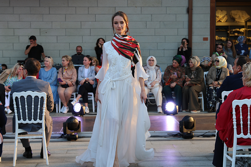 Çay Çarşısı’nda defile yapıldı