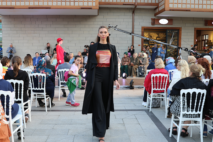 Çay Çarşısı’nda defile yapıldı