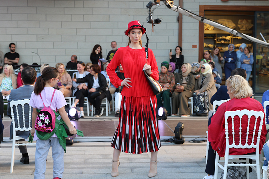 Çay Çarşısı’nda defile yapıldı