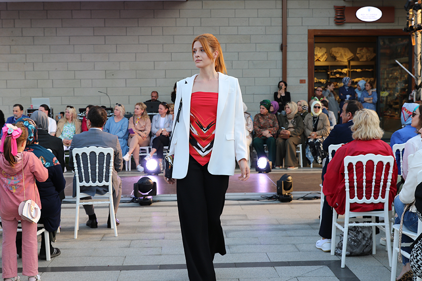 Çay Çarşısı’nda defile yapıldı