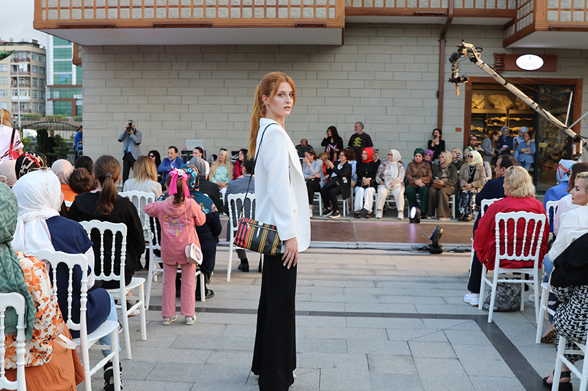 Çay Çarşısı’nda defile yapıldı