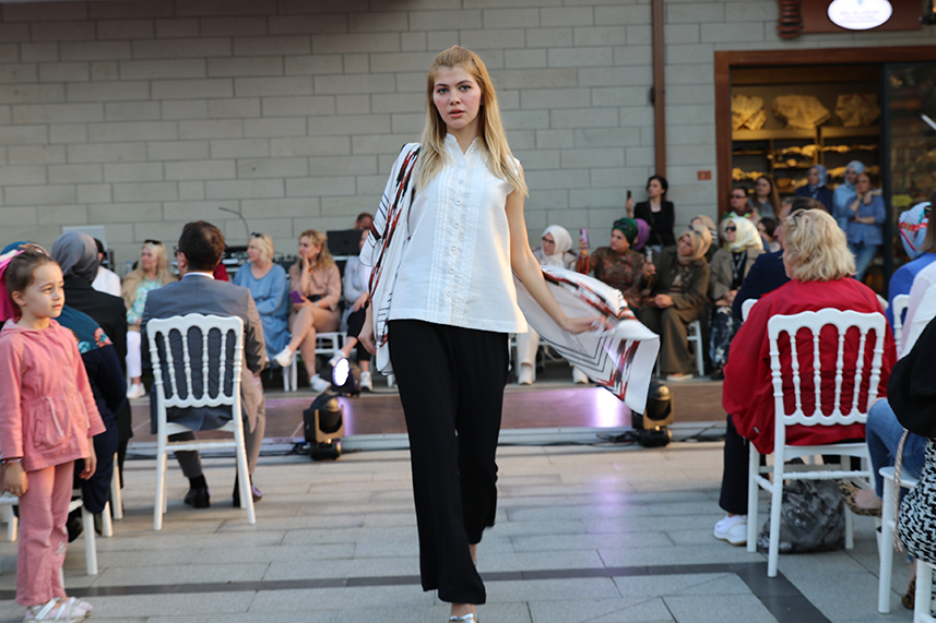 Çay Çarşısı’nda defile yapıldı