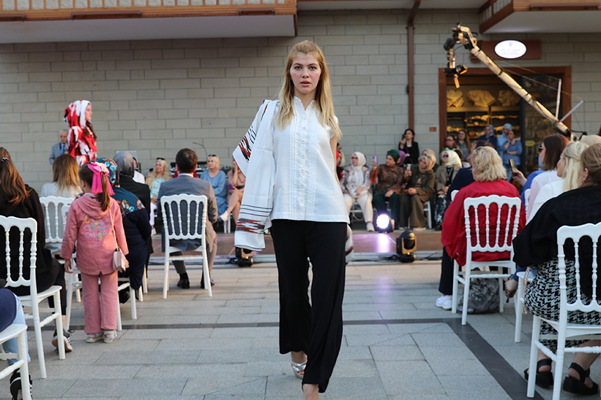 Çay Çarşısı’nda defile yapıldı