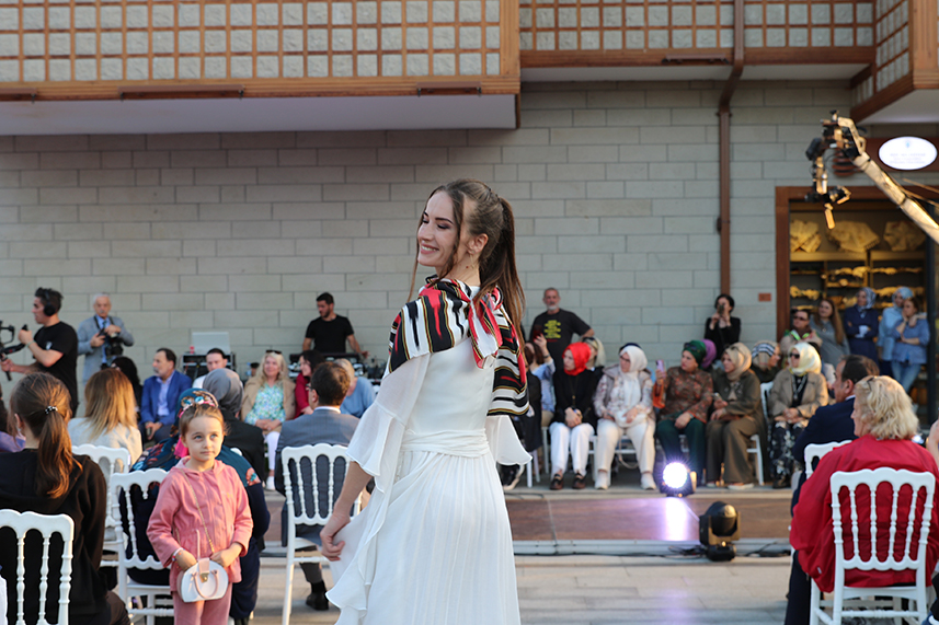 Çay Çarşısı’nda defile yapıldı