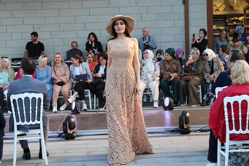 Çay Çarşısı’nda defile yapıldı