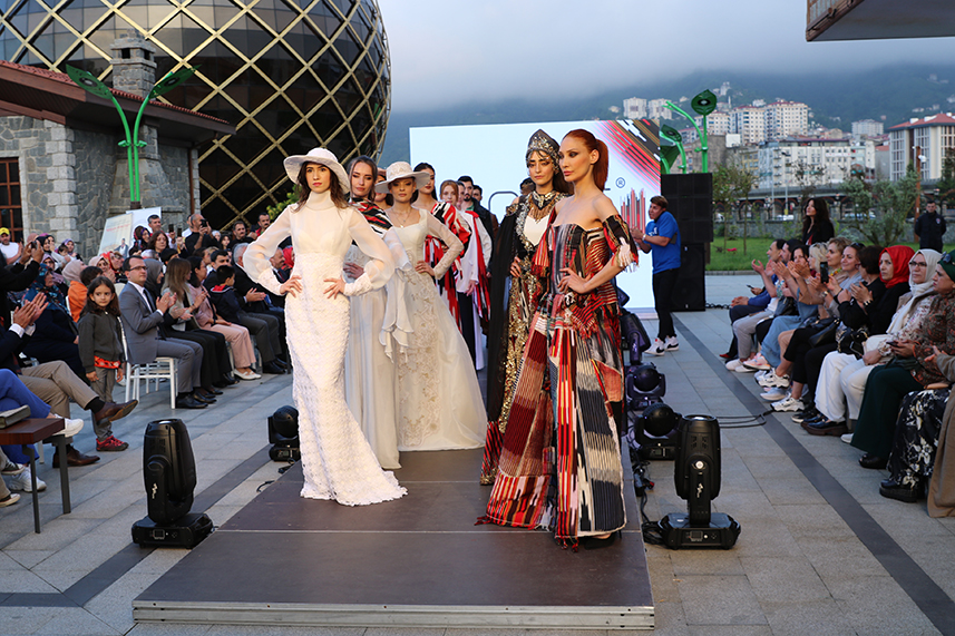 Çay Çarşısı’nda defile yapıldı