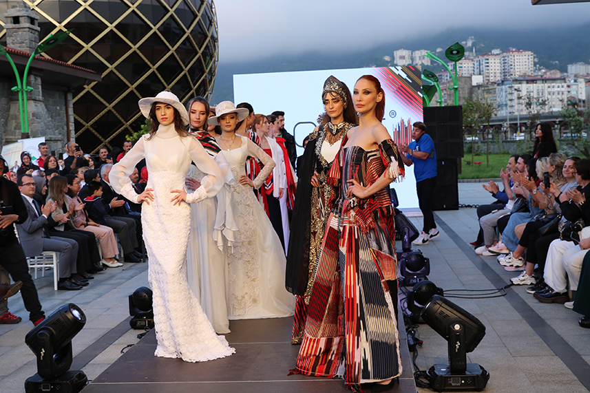 Çay Çarşısı’nda defile yapıldı