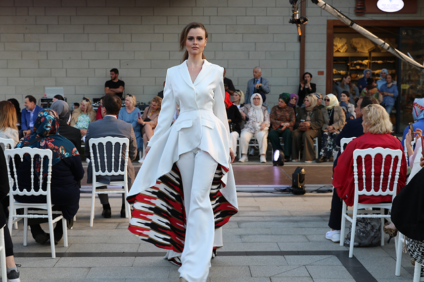 Çay Çarşısı’nda defile yapıldı