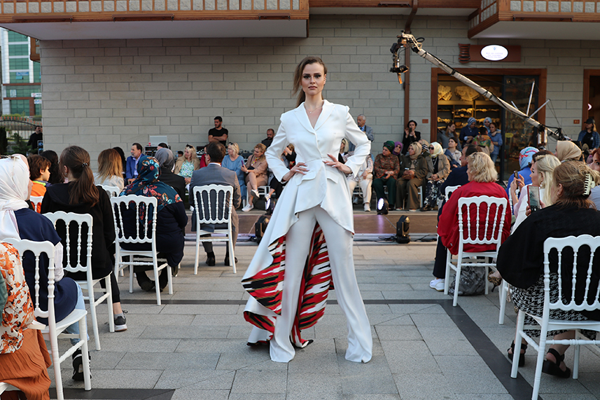 Çay Çarşısı’nda defile yapıldı