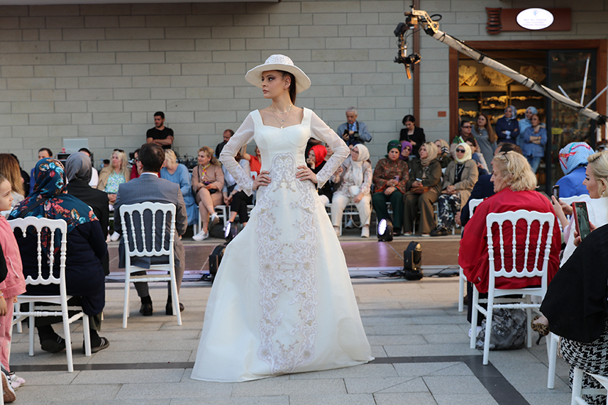 Çay Çarşısı’nda defile yapıldı