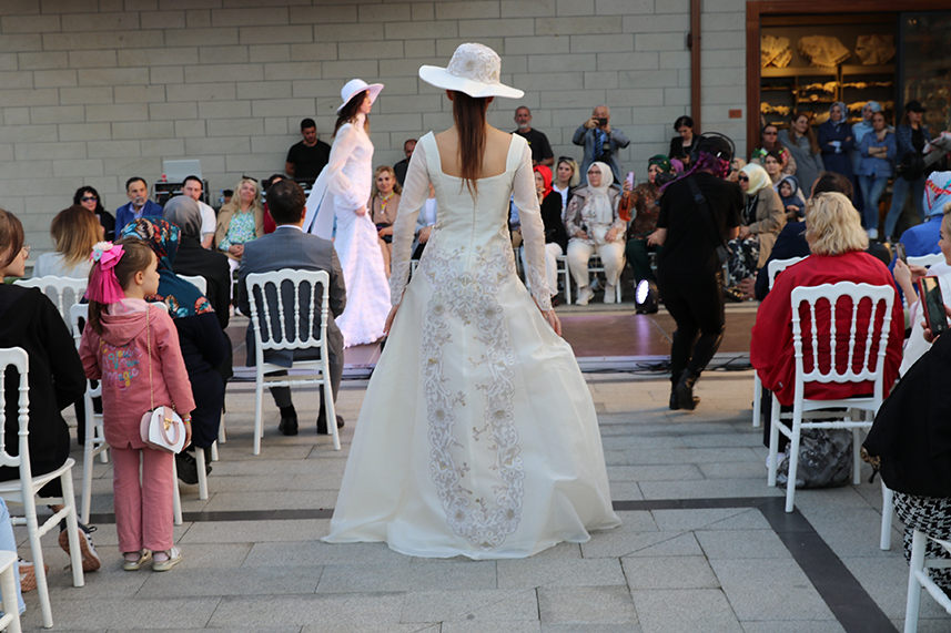 Çay Çarşısı’nda defile yapıldı