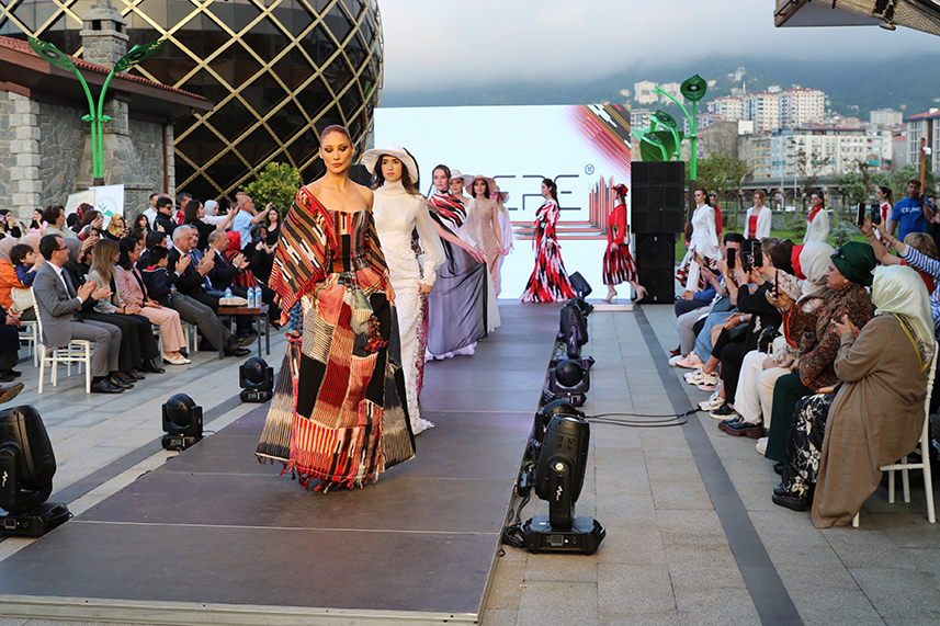 Çay Çarşısı’nda defile yapıldı