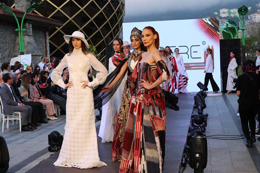 Çay Çarşısı’nda defile yapıldı