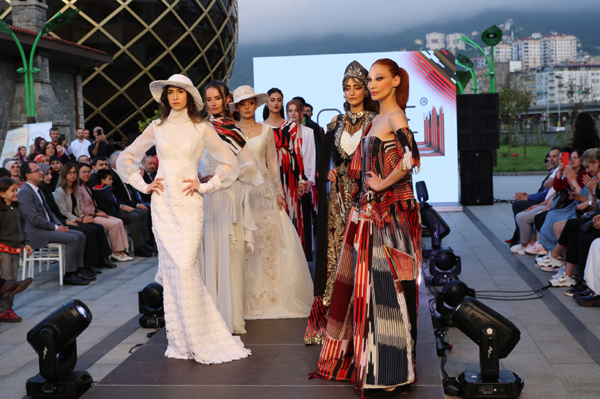 Çay Çarşısı’nda defile yapıldı