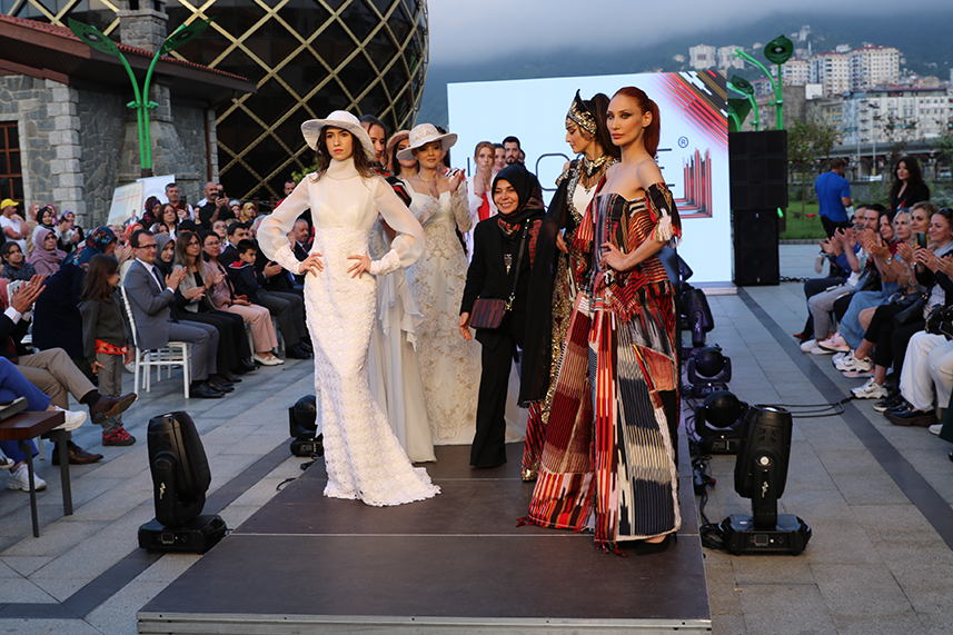 Çay Çarşısı’nda defile yapıldı