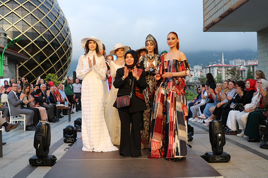 Çay Çarşısı’nda defile yapıldı