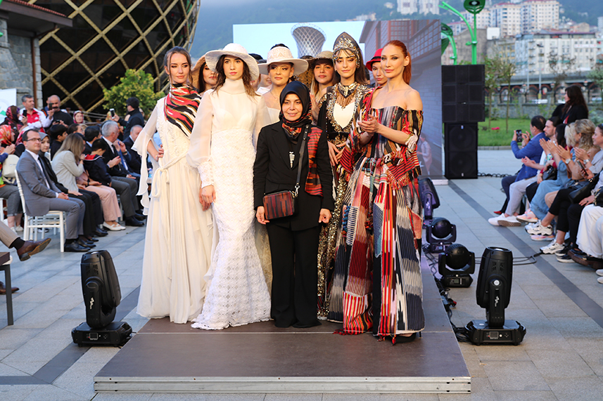 Çay Çarşısı’nda defile yapıldı