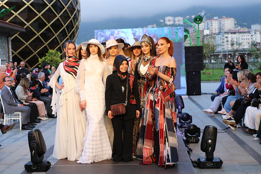 Çay Çarşısı’nda defile yapıldı