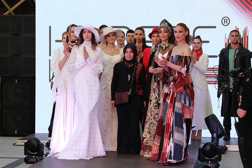 Çay Çarşısı’nda defile yapıldı