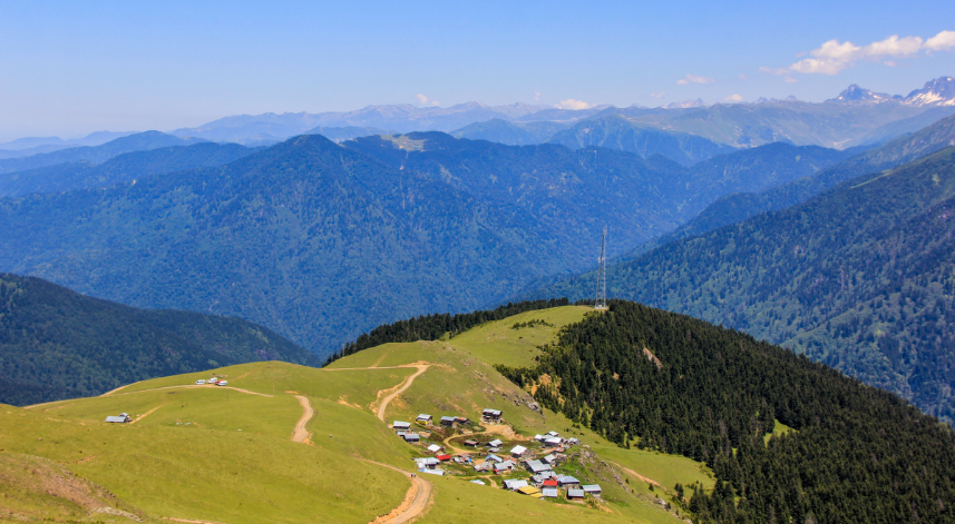 Gito Yaylası;
Çad Vadisi’nde bulunan Gito Yaylası ve manzarası, herkesin hayatı boyunca mutlaka görmesi gereken bir manzaradır. Türkiye’nin en görkemli olan kalesi Zil Kalesi’ni geçtikten sonra 25 dakika gibi kısa bir sürede bu eşsiz yaylaya varabilirsiniz.
