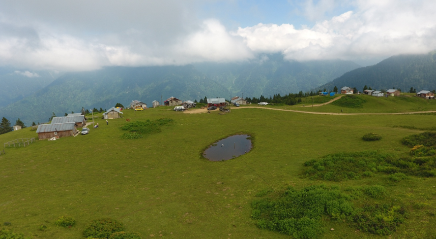 Badara Yaylası;
Badara Yaylası’na giderek tam anlamıyla zirvede hissedebilirsiniz. Ayaklarınızın yerden kesildiği, havanın her an sizi büyüleyerek etkisi altına aldığı bu yaylada, manzaraya karşı bir çay içmenizi mutlaka tavsiye ederiz. Kaçkar Dağları’nın eteğinde yer alan bu yayla Çamlıhemşin’de bulunmaktadır.
