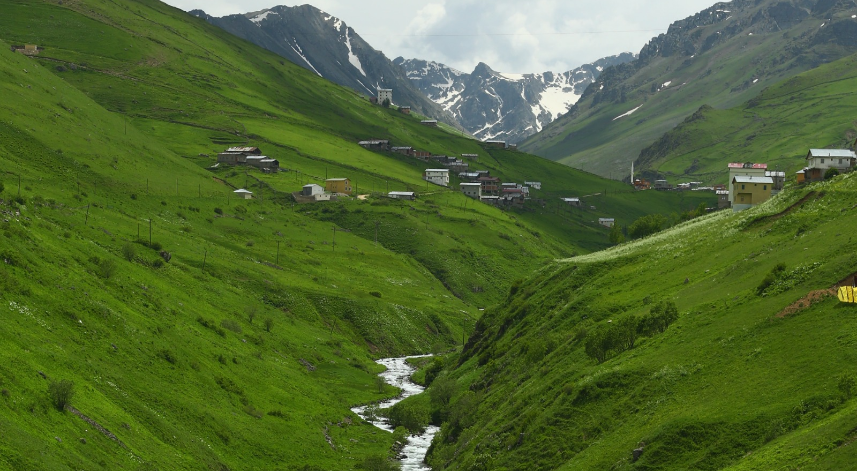 Anzer Yaylası;
İkizdere ilçesinde bulunan Anzer Yaylası, her derde şifa olan anzer balıyla ünlü olan bir yayladır. Doruklarına çıktığınız zaman, kendinizi inanılmaz özel hissedecek ve buradan gitmeyi hiç istemeyeceksiniz. Yaylada doğa yürüyüşü yaparken pek çok endemik bitkiye rastlamanız da mümkündür.
