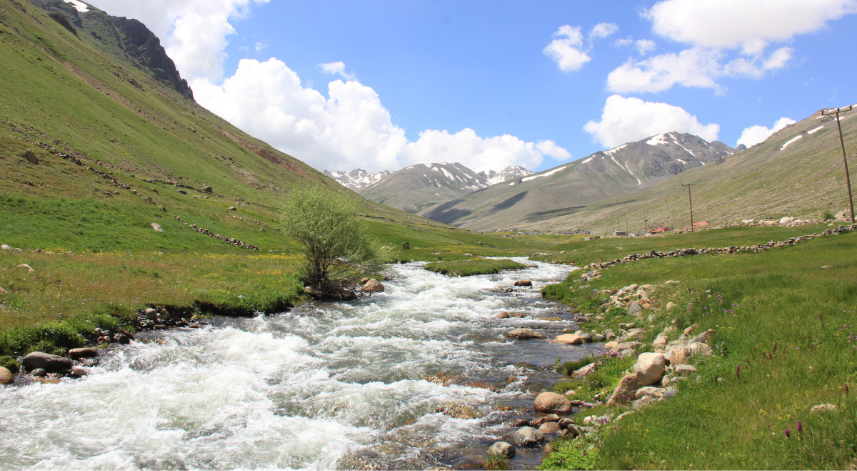 Ovit Yaylası;
İkizdere’nin ünlü yaylalarından biri de Ovit Yaylası’dır. 2400 metre rakıma sahip olan bir yayladır. Yaylada 50 civarında ev bulunmaktadır. Burayı ziyarete geldiğiniz zaman, her an doğayla baş başa hissedeceksiniz. Rize merkeze 50 km uzaklıkta bulunmaktadır.
