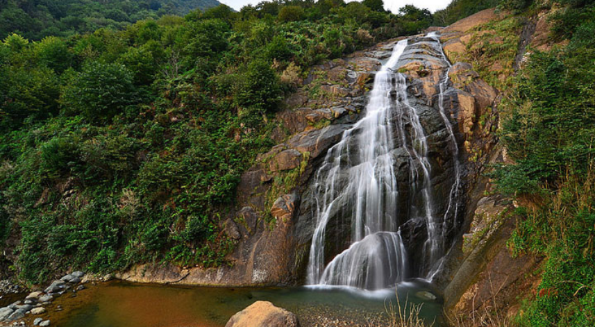 Ağaran Şelalesi;
Rize, yaylalarıyla ünlü olduğu kadar şelaleleriyle de ünlüdür. Çayeli ilçesine 10 km kadar bir uzaklıkta bulunmaktadır. Şelaleye adımınızı attığınızda, kendinizi tam anlamıyla bir kartpostalın içinde hissedeceksiniz. Yanınıza mutlaka bir fotoğraf makinesi almanızı ve burada bol bol fotoğraf çekilmenizi tavsiye ederiz.
