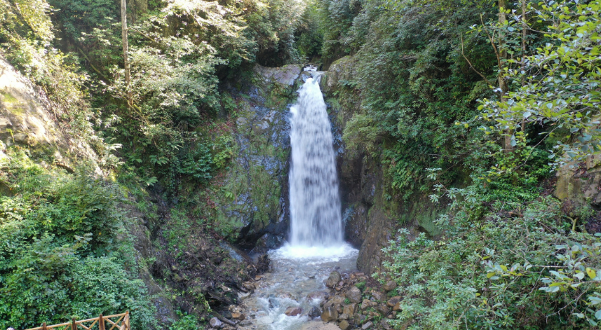 Akyamaç Şelalesi;
Görsel şölenin tadını doyasıya çıkaracağınız yerlerden biri de Akyamaç Şelalesi’dir. Yemyeşil bir manzaranın içerisinde doğayla bütünleşen bir şelale aktığını düşünün. Şelale yolunda doğal taşlar ve harika bir yürüyüş yolu sizlere eşlik edecektir. Tabiat parkı olan bu yerde, açık havanın tadını sevdiklerinizle birlikte doyasıya çıkarabilirsiniz.
