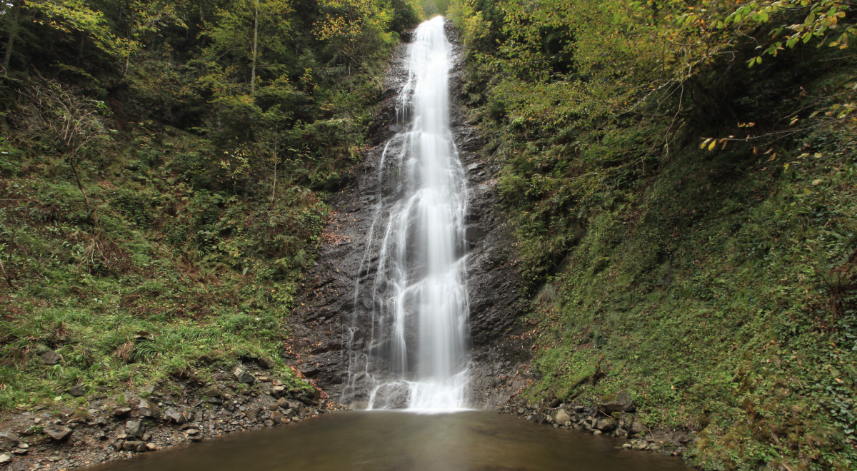 Bulut Şelalesi;
Çamlıhemşin ilçesinde bulunan bu eşsiz şelale, Türkiye için oldukça önemli bir şelaledir. En yüksekten akan şelale unvanı bulunmaktadır. Tam 4 kademede akan bu şelalenin akışını izlerken etkilenmemeniz elde değildir.
