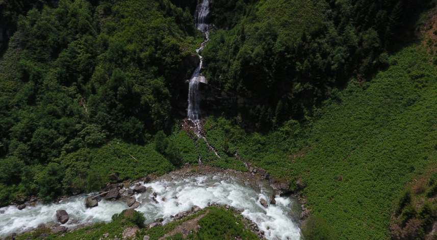 Cimil Şelalesi;
Kaynağını Cimil deresinden alan bu şelale, İkizdere ilçesinde bulunmaktadır. Akırgel Şelalesi olarak da bilinmektedir. İlçeye sadece 20 km uzaklıkta bulunan şelaleye giderek bu eşsiz manzaranın içerisinde siz de yer alabilirsiniz.
