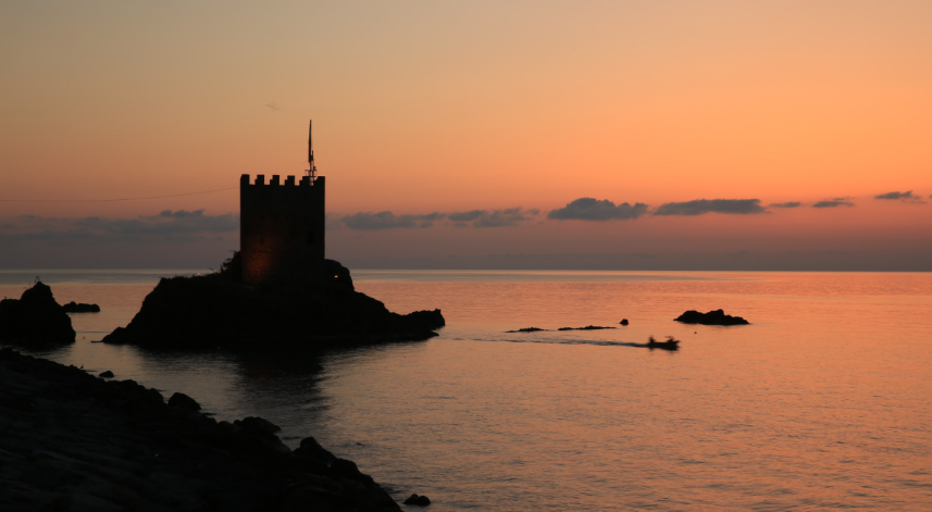 Kız Kalesi;
Rize’nin Pazar ilçesinde, küçük bir adanın üzerinde, büyüleyici bir etkisi olan bir kale düşünmenizi istiyoruz. Özellikle de yaz dönemlerinde çok fazla kişinin ziyaret ettiği bir alandır. Bu büyüleyici kalenin kara ile bir bağlantısı bulunmamaktadır. 
