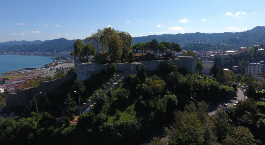 Rize Kalesi;
Rize Kalesi, merkezde yer almaktadır. Hem manzarası hem de tarihi dokusu sebebiyle, Rize’ye gelen kişilerin mutlaka uğradığı bir yerdir. Rize’yi doyasıya seyretmek için en uygun yerlerden biri olduğunu söyleyebiliriz. Buradan şehre baktığınızda, yüksek ihtimalle Rize’ye taşınmak isteyeceksiniz.
