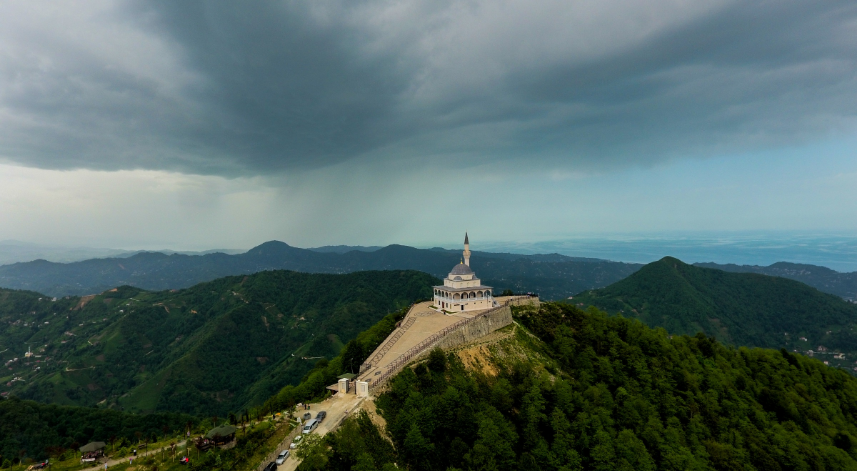 Kıbledağı Camii
Güneysu ilçesinde bulunan Kıbledağı Camii, Dua Tepesi olarak da adlandırılmaktadır. Kıbledağı’nın tam zirvesinde bulunan bu camiye bakarken hissedeceğiniz tek duygu, hayranlıktır. Hem konumu hem de eşsiz mimarisi ile görenlerin dikkatini tamamen üzerine toplayan bir yerdir.
