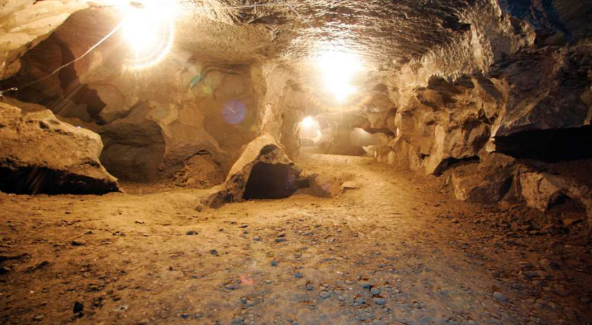 Pileki Mağarası;
Pileki; Karadeniz’de kullanılan ve oraya özgü olan bir mutfal eşyasıdır. Yapım aşamasında İyidere’de bulunan Pileki Mağarası’ndan özel bir taş çıkarılmaktadır. Bu mağara sizi görür görmez etkisi altına alacak bir yerdir. Görmeden Rize’den giderseniz, çok şey kaybedeceğinizi söylemek isteriz.
