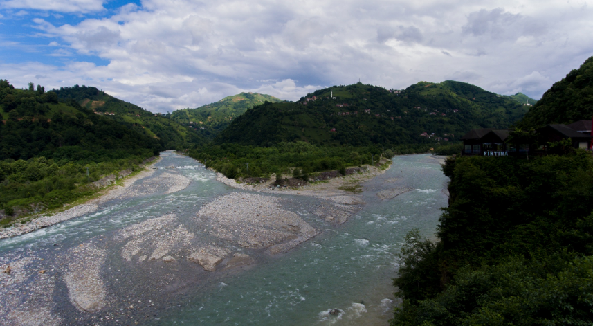 Fırtına Deresi;
Fırtına Deresi, Rize’nin simgelerinden biri haline gelmiştir. Çamlıhemşin’de yer alan bu dere, hem yerli hem de yabancı turistlerin uğrak yerlerinden biridir. Derenin uzunluğu 57 km’dir. Fırtına Deresi’ne ulaştığınızda, kendinizi duvarda asılan bir tablonun içinde gibi hissedeceksiniz. Ve farklı bir yere gitseniz de, buranın etkisinden kurtulmanız oldukça zor olacaktır.