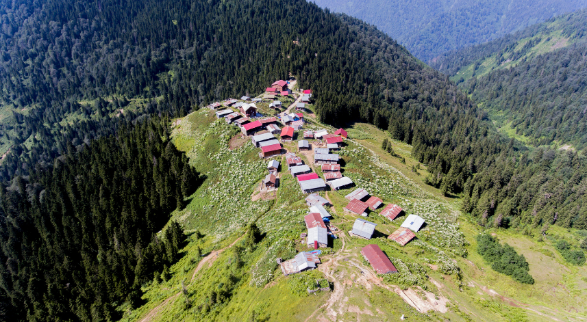 Hazindak Yaylası;
Rize’de yayla bitmez diye yazımızın başlarında da belirtmiştik. Hazindak Yaylası da Çamlıhemşin’de yer alan yaylalardan biridir. Ayder Yaylası üzerinden kolay bir şekilde ulaşım sağlayacağınız bu yaylanın muazzam görüntüsü sizi her an etkisi altına alacaktır. Manzaranın tadını doyasıya çıkarabileceğiniz harika bir yayladır.