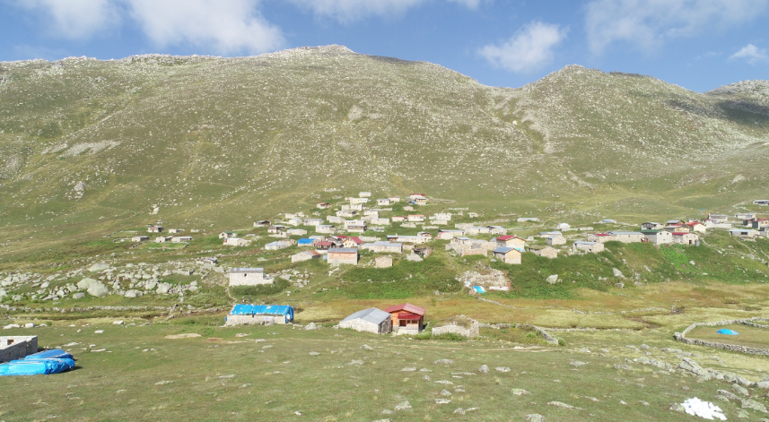 Samistal Yaylası;
Çamlıhemşin’e 22 km kadar uzaklıkta bulunan Samistal Yaylası, 2450 metre rakıma sahiptir. Yaylada bulunan taş evler, oldukça dikkat çekici olan yerlerdir. Taş evlerin ve manzaranın ardındaki o hayatı merak edecek, attığınız her adımda etki altında kalacaksınız.