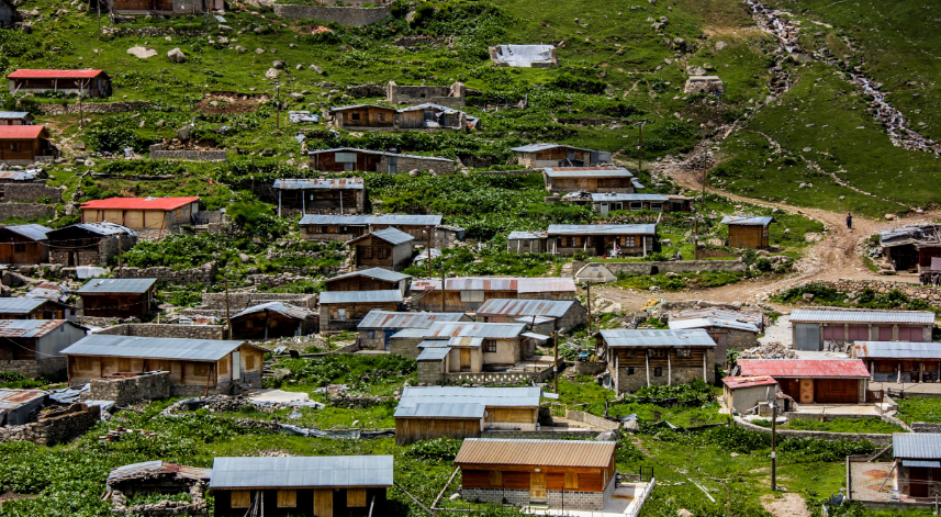 Kavrun Yaylası;
Aşağı Kavrun ve Yukarı Kavrun olarak ikiye ayrılan yayla, Çamlıhemşin’de bulunmaktadır. Pek çok kişi, yılın belirli dönemlerinde bu eşsiz tablo içerisinde kamp yapmaktadır. Sabah uyandığınızda böyle bir manzara gördüğünüzde, siz de kendinizi tam anlamıyla hayatın tadını çıkarıyor gibi hissedeceksiniz.

