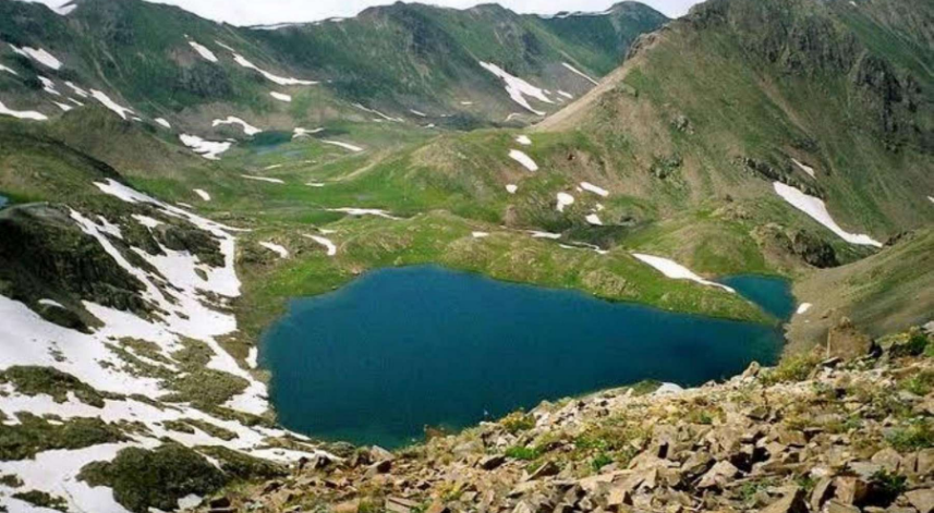 Ambar Gölü;
Ambar Gölü’nün diğer ismi Balıklı Göl’dür. Neredeyse 3000 metre yüksekliğe sahip olan bu göl, doğanın içerisinde ziyaretçilerine her anlamda eşsiz bir görüntü sunmaktadır. Yeşille mavinin o eşsiz uyumunu görmek için, mutlaka ziyaret etmeniz gereken bir yerdir.